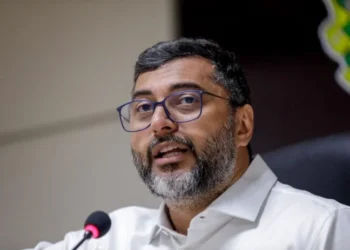 Governador Wilson Lima anuncia antecipação do salário de dezembro e segunda parcela do 13º salário, injetando R$ 1,2 bi na economia