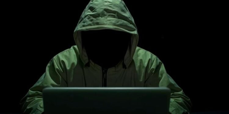 Com golpes online e até invasão de casas, ladrões de criptomoedas roubam US$ 700 milhões em explosão de roubos