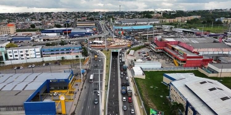 Complexos viários, viadutos e intervenções estratégicas reorganizam o trânsito, reduzem o tempo de viagem e ampliam conexões entre as zonas de Manaus