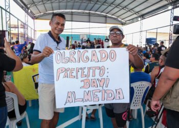 Prefeito David Almeida realiza sonho histórico e entrega ginásio poliesportivo Menino Theylor no Mauazinho