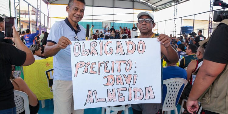 Prefeito David Almeida realiza sonho histórico e entrega ginásio poliesportivo Menino Theylor no Mauazinho
