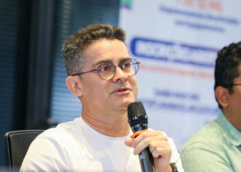 Prefeito David Almeida entrega primeira unidade odontológica móvel em Manaus