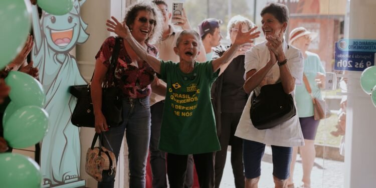 Luciano Hang contrata colaboradora de 91 anos