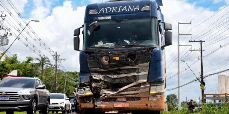 Engavetamento com cinco veículos deixa trânsito lento na Torquato Tapajós